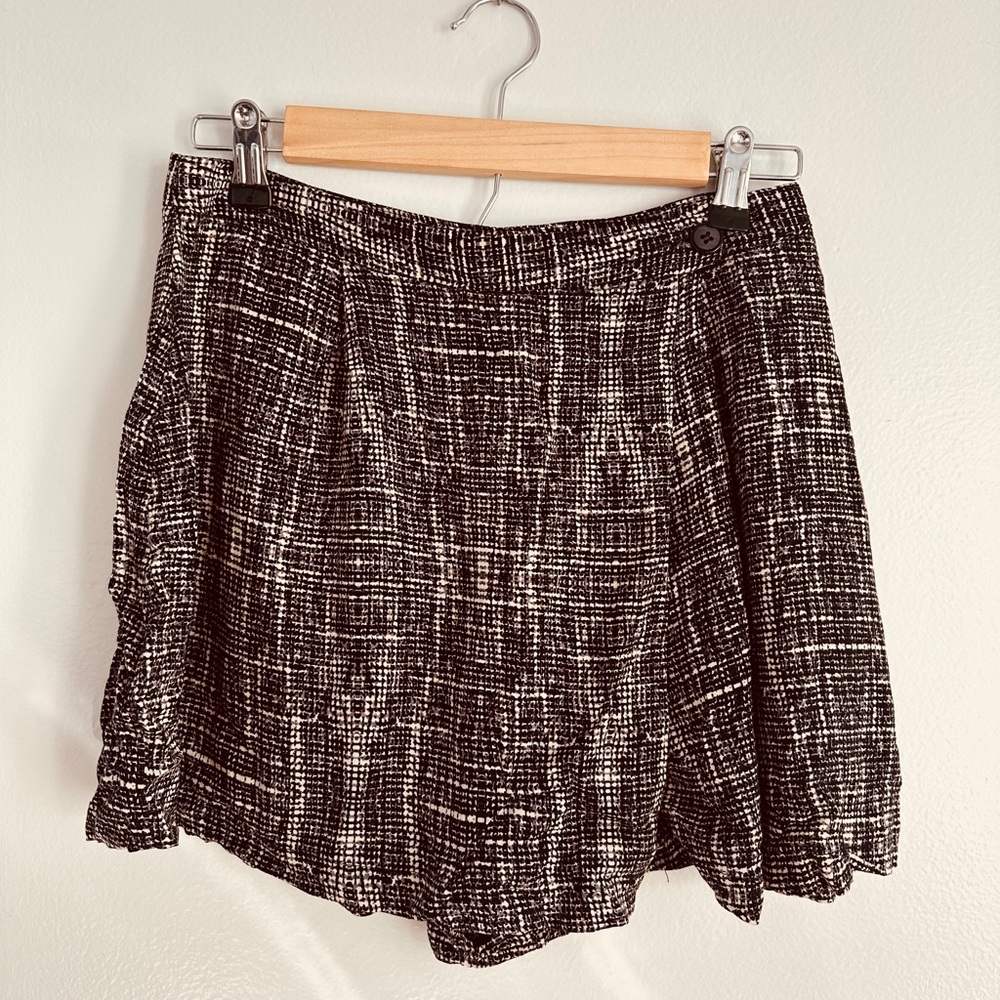 Stylish Black and White Women's Skort